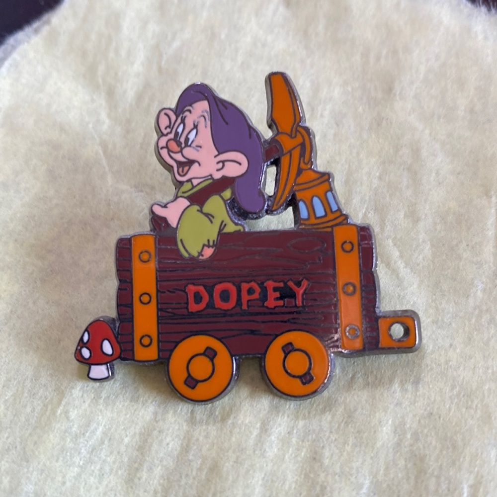 Disney 2001 Dopey Pin #31